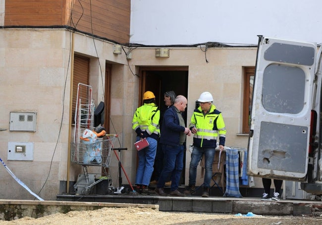 Técnicos municipales en una de las viviendas de La Villa