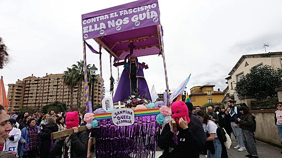Organizaciones católicas llevan a la 'Santina queer' a los tribunales