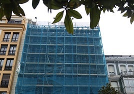 Las obras de construcción de pisos en el número 10 de Uría.