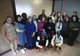 Alumnado de clases de español junto a las voluntarias y a Nazareth Sánchez y Iodenis Borges, a la derecha.