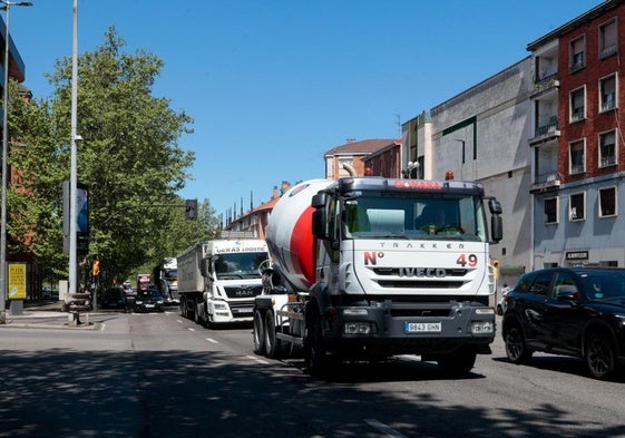 Tráfico de camiones por la avenida del Príncipe de Asturias, en LA Calzada, Gijón.