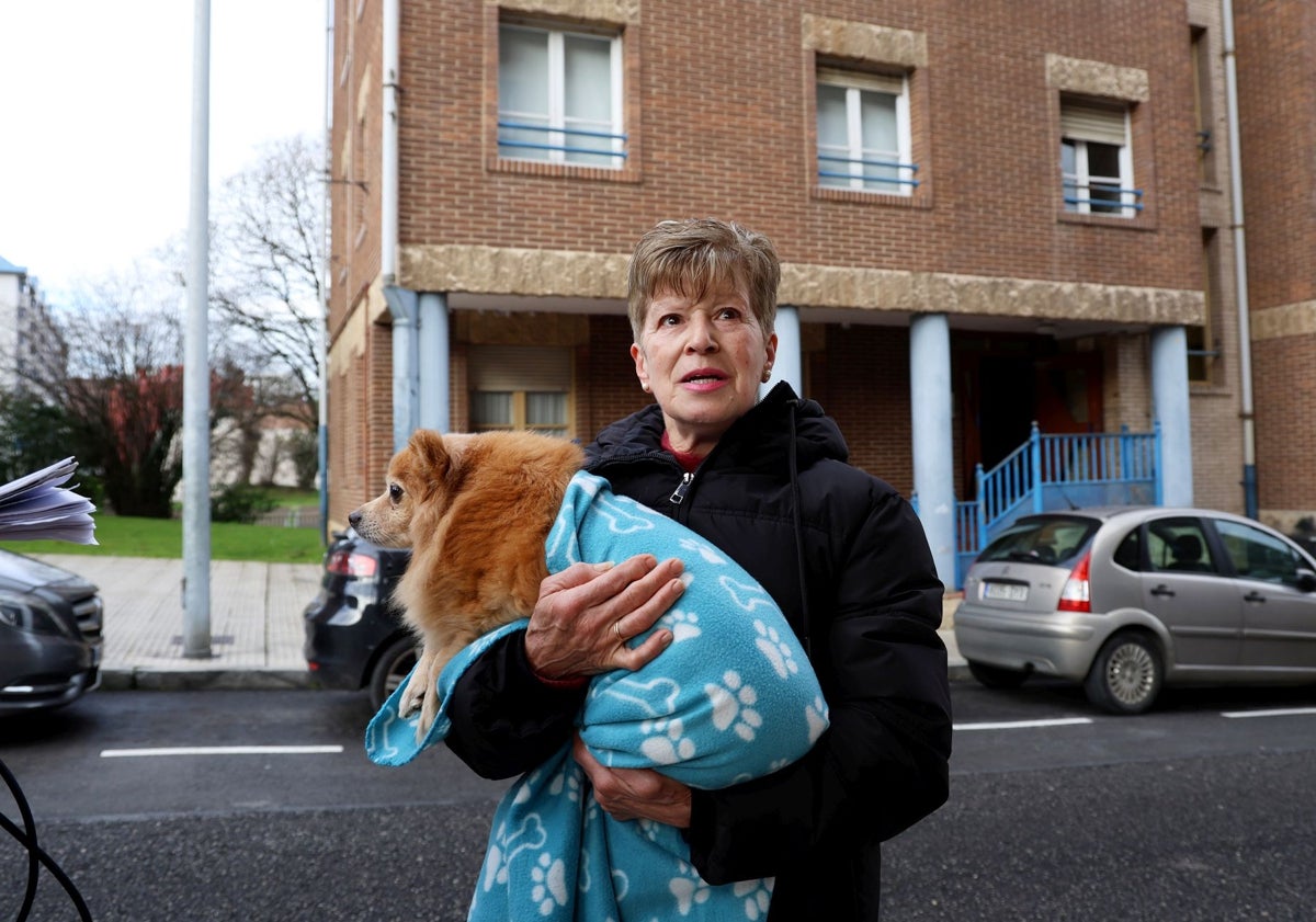 Imagen principal - Vecinos del inmueble aseguraron que habían dado la alarma más veces por los malos olores de la vivienda.