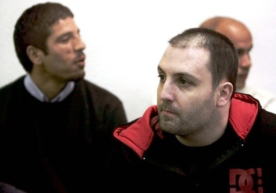 José Emilio Suárez Trashorras, junto a Jamal Zougam y Adelilah El Fadual, durante el juicio por los atentados del 11-M. Los dos primeros continúan en la cárcel.