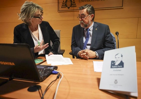 Julián Herrojo charla con Mercedes de Soignie, con el libro a la derecha, antes del inicio e la charla.