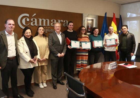 Foto de familia de los representantes de la Cámara de Comercio, el ganador y los finalistas del premio y los tutores de los centros de formación.