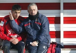 Preciado le toca cariñosamente la cara a un jovencísimo Cote durante un entrenamiento.