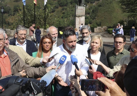 Santiago Abascal, en Covadonga, junto a los diputados autonómicos de Vox y José María Figaredo, presidente de Vox Asturias y diputado nacional.
