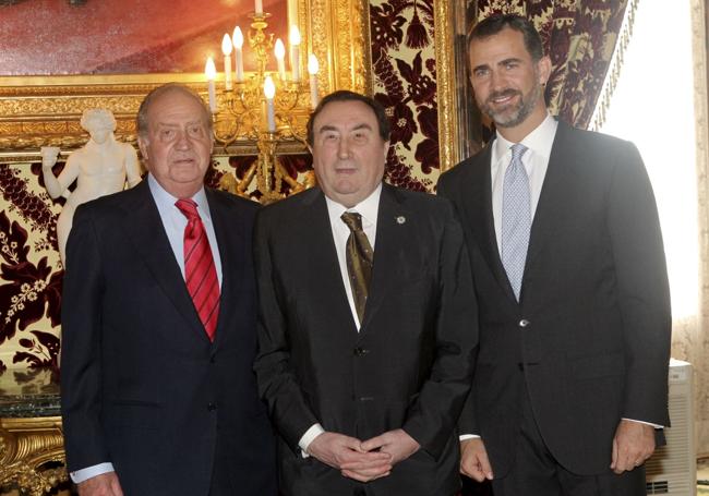 Graciano García, el 13 de octubre de 2010, en el Palacio Real junto al entonces Rey Juan Carlos I y al Príncipe Felipe, antes de recibir de manos de Don Juan Carlos la Gran Cruz de la Orden de Carlos III, máxima condecoración civil de España.