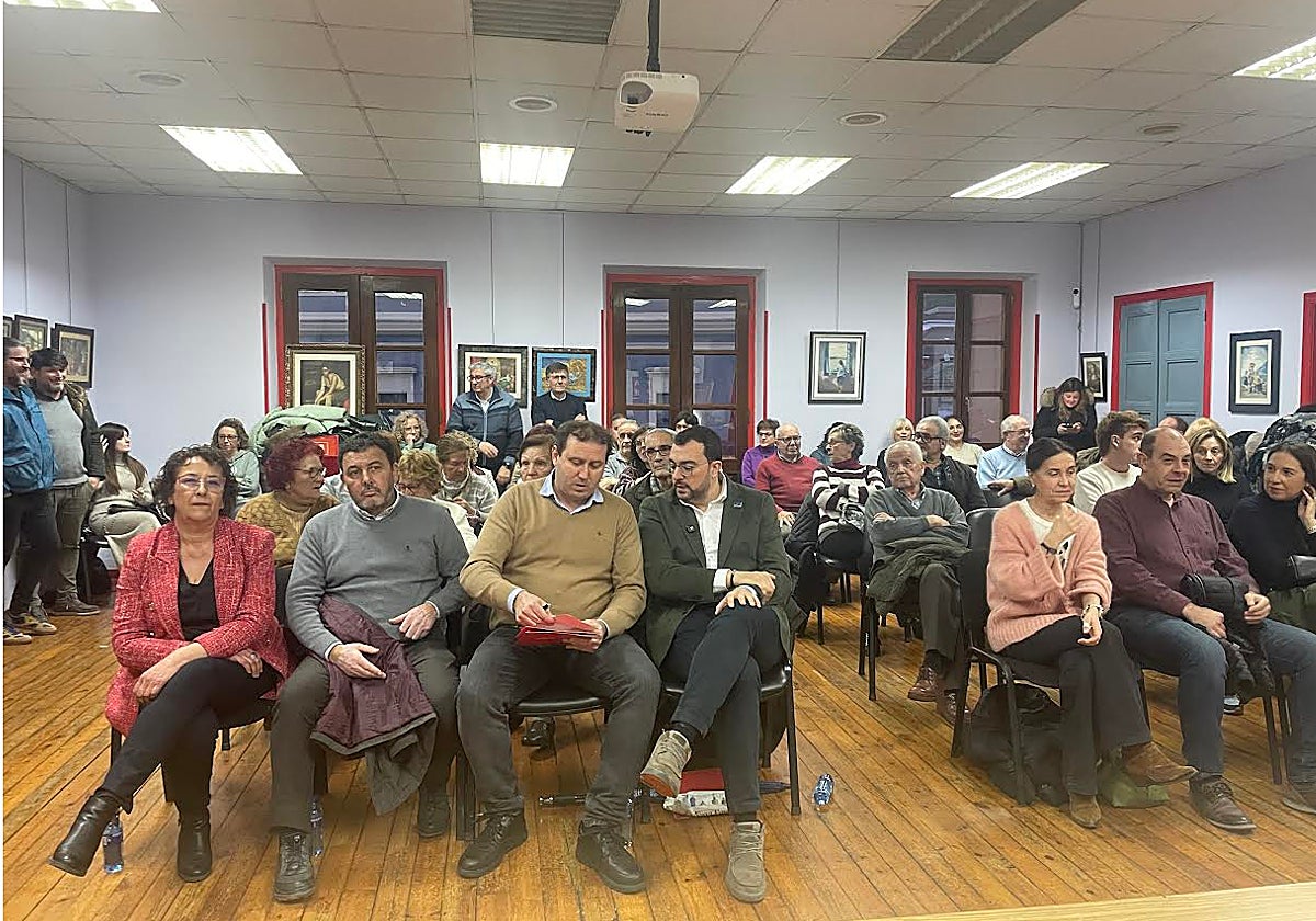 Rosa Álvarez, Julio García, Roberto Petón y Adrián Barbón al inicio de la asamblea en Pola de Laviana