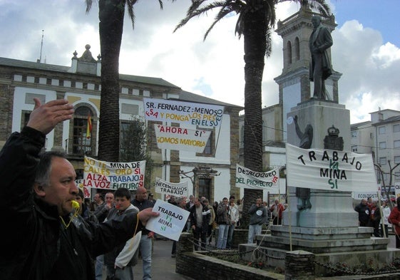 Manifestación en 2012 a favor del anterior proyecto de minería en Salave.