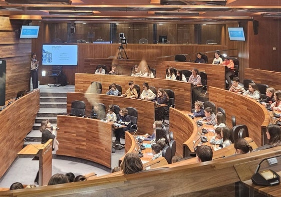 Pleno infantil en la Junta General del Principado.