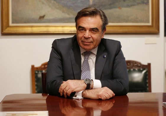 Margaritis Schinas, esta mañana, en la sede de la Fundación Alvargónzalez, en Cimadevilla, delante de un Nicanor Piñole.