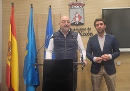 El edil Guzmán Pendas junto al presidente del PP de Gijón y diputado, Andrés Ruiz, en rueda de prensa.
