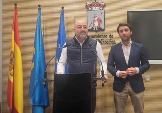 El edil Guzmán Pendas junto al presidente del PP de Gijón y diputado, Andrés Ruiz, en rueda de prensa.