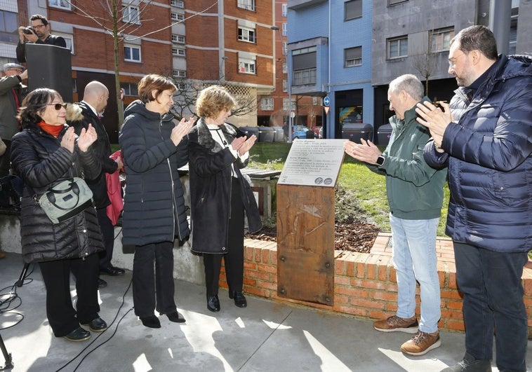 Momento en el que se descubrió la placa con el nombre de Julio Ramos.