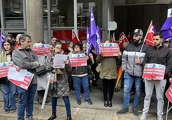 Un momento de la concentración en protesta por la falta de seguridad en los centros de menores