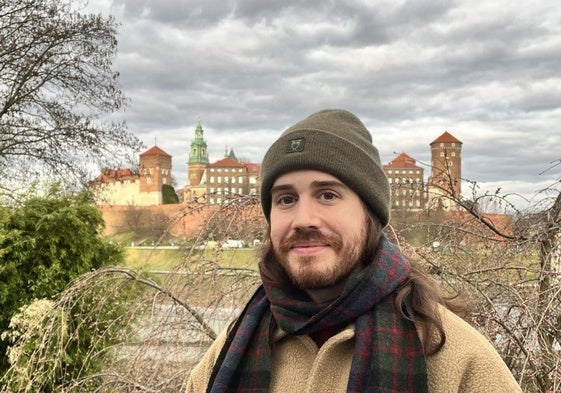 El gijonés en Cracovia, con el Vístula y el Castillo de Wawel tras él.