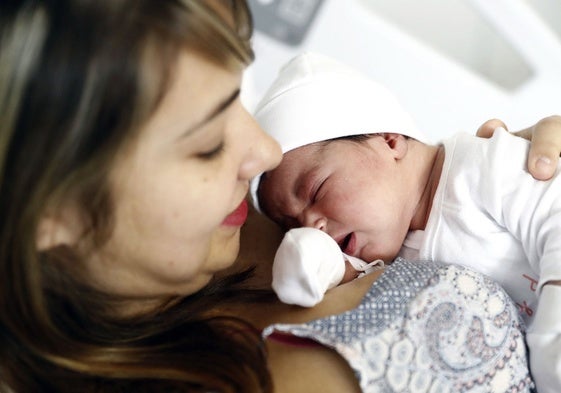 Un recién nacido, en brazos de su madre.