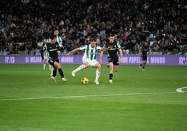 Jugada en el Córdoba-Sporting.