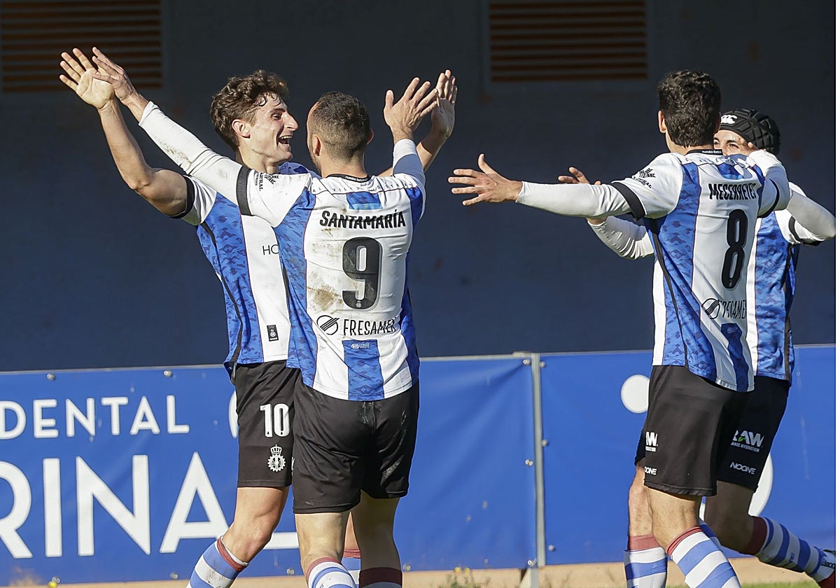 Javi Cueto celebra con sus compañeros el gol de la victoria del Real Avilés.