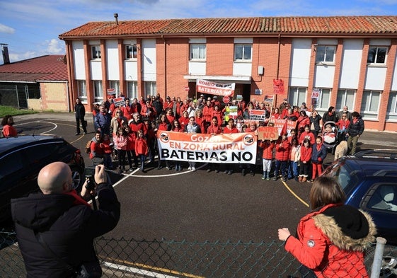 Inicio de la concentración contra los parques de baterías, en las escuelas de Ambiedes.