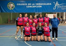 Plantilla y entrenador de La Curtidora Uniovi, en su visita al Gijón el pasado fin de semana.