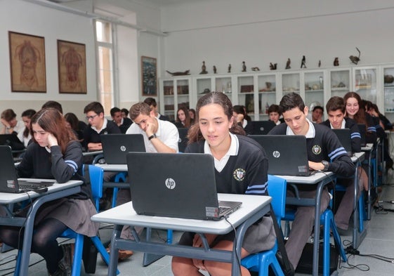 Alumnos del colegio de La Inmaculada realizan las pruebas PISA en una convocatoria anterior.