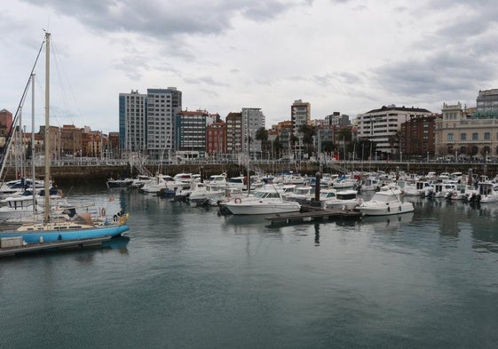 Pantalanes y amarres del Puerto Deportivo de Gijón, donde las embarcaciones en tránsito bajaron en un año de 1.040 a 1.013.