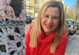Ana Isabel Pérez junto a uno de los árboles que decora.