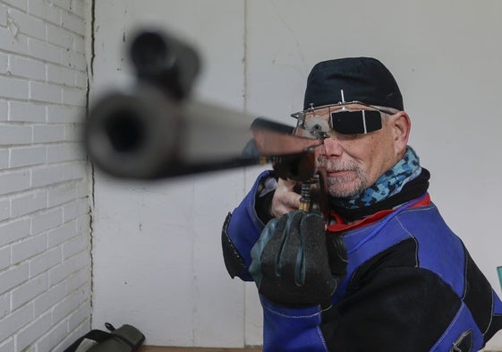 Luis Galiano apunta con un rifle antes del inicio de la prueba.