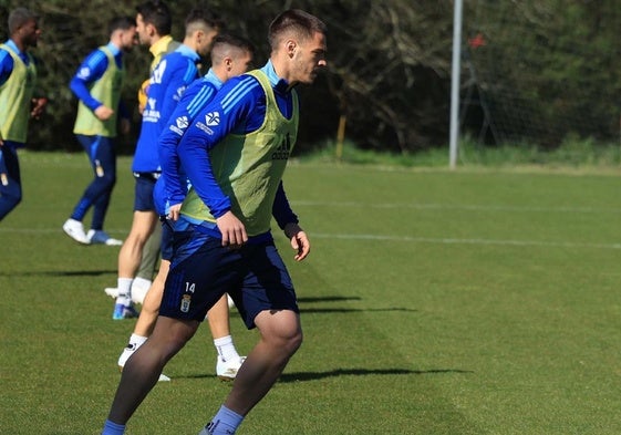 Paraschiv, en el entrenamiento del Real Oviedo de ayer en El Requexón.