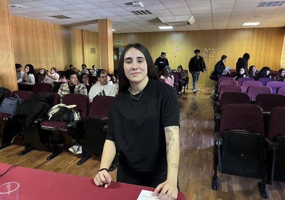 Yara Rubio, técnica de laboratorio en NeuroStech, este martes, en el salón de actos del IES Número 1 antes de empezar su ponencia.
