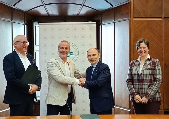 Por la izquierda, el director general del Clúster TIC Asturias, Enrique Jáimez; el presidente del Clúster TIC Asturias, Patricio José Arias; el rector de la Universidad de Oviedo, Ignacio Villaverde, y la vicerrectora de Transferencia y Relaciones con la Empresa, Susana Luque