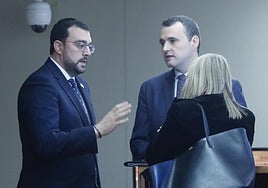 El presidente del Principado de Asturias, Adrián Barbón, junto al consejero de Hacienda, Guillermo Peláez, y la vicepresidenta del Gobierno, Gimena Llamedo.