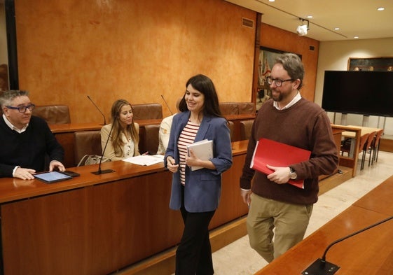 La concejala de Hacienda de Avilés, Raquel Ruiz, llegando a la comisión junto al edil de Recursos Humanos, Noé Vega.