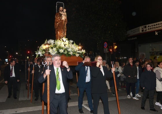 La Cofradía del Carmen porta la talla de San José por las calles de Gijón.