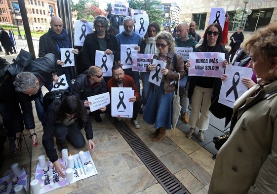 Un mome nto de la concentración en homenaje a Belén Cortés, asesinada en Badajoz.
