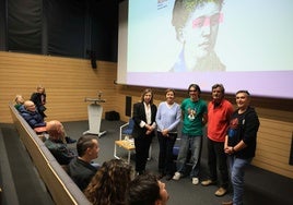 Goretii Antuña, Carmen Moriyón, Francisco Pardo, Macrino Fernández y Nacho Ortega, en la presentación de la obra literaria, en el salón de actos de la Cámara de Comercio de Gijón.