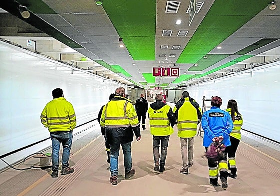 Equipos de seguridad dentro del túnel del soterramiento.