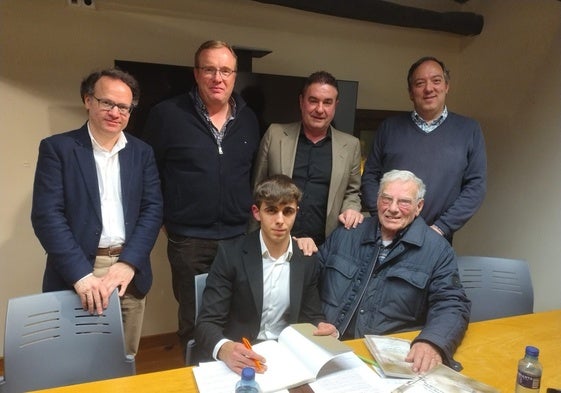 Abajo, el autor del libro, Carlos Otero, y el actual párroco de Amandi, Carlos Capellán. Arriba, Miguel Calleja, Tino Cortina, Luis Benito García y Alejandro Vega.