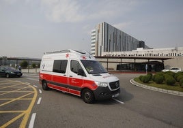 Una ambulancia en la entrada del HUCA, donde ha sido trasladado el joven.