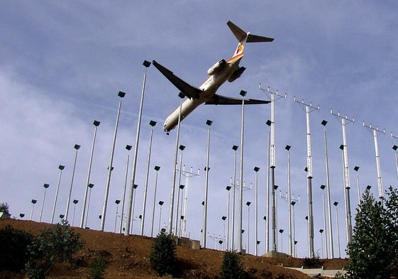 Un avión sobrevuela la cabecera 29 de la pista del aeropuerto de Asturias