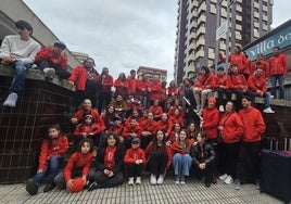 Los integrantes de la Banda de Gaitas Villa de Xixón posan delante de su local de ensayo, muy felices, tras su éxito en Nueva York.