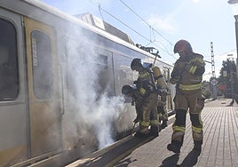 Una avería eléctrica obliga a desalojar a los viajeros de un tren en Gijón