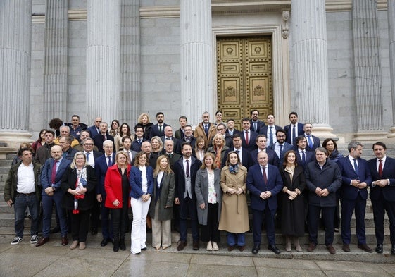 Cargos del PP a las puertas del Congreso celebrando su victoria. Entre ellos está el presidente del PP de Asturias, Ávaro Queipo.