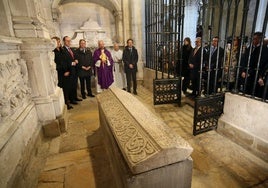 El alcalde, Alfredo Canteli, y el deán, Benito Gallego, en el centro durante el responso por el rey Alfonso II El Casto en el panteón.