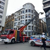 Los bomberos, este viernes en la calle Pelayo de Gijón.
