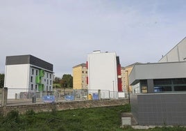 Viviendas rehabilitadas en el barrio de La Luz, junto al colegio Poeta Juan Ochoa y la Biblioteca.