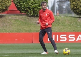 Rubén Albés, en el entrenamiento del Sporting de este viernes.
