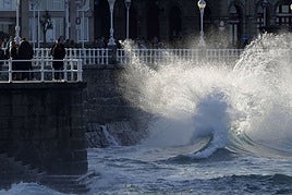 Fuerte oleaje en la playa de San Lorenzo de Gijón.